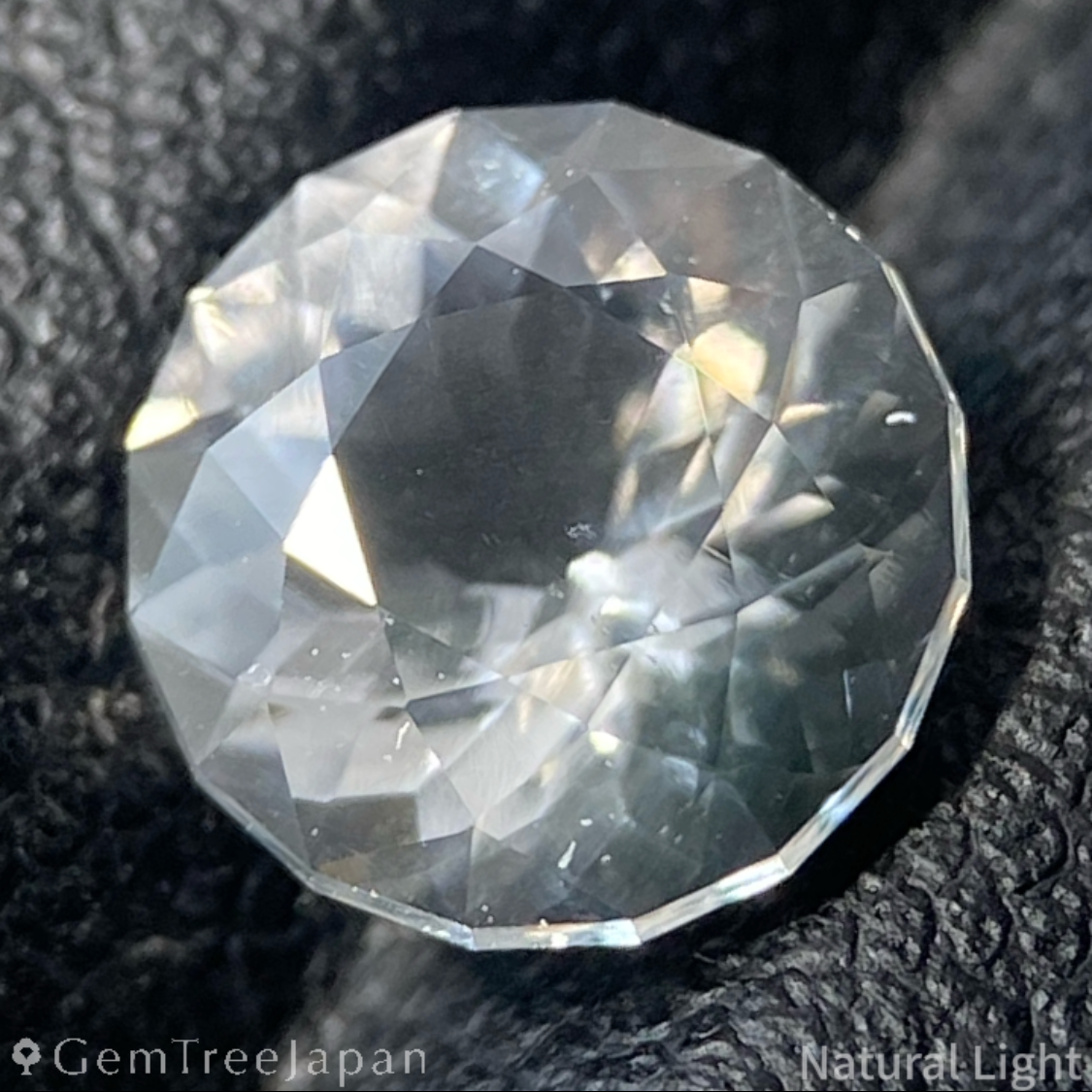 Hyalite Opal 0.940ct / Hungary