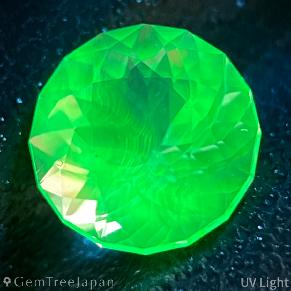 Hyalite Opal 0.940ct / Hungary