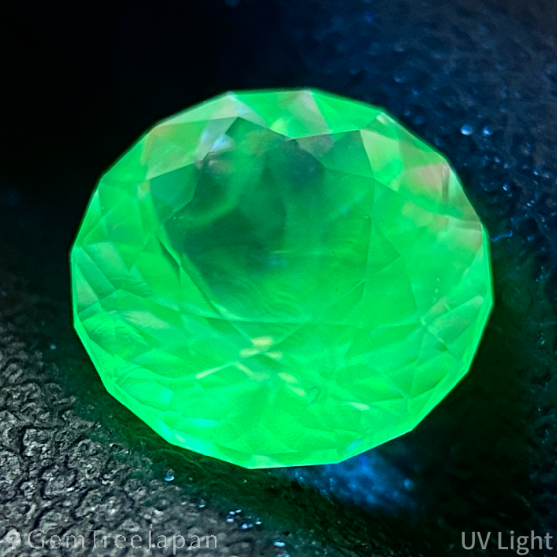 Hyalite Opal 0.940ct / Hungary
