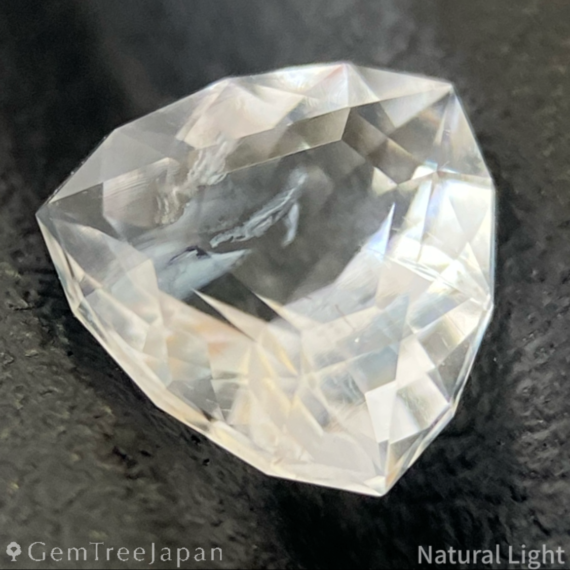 Hyalite Opal 0.766ct / Hungary