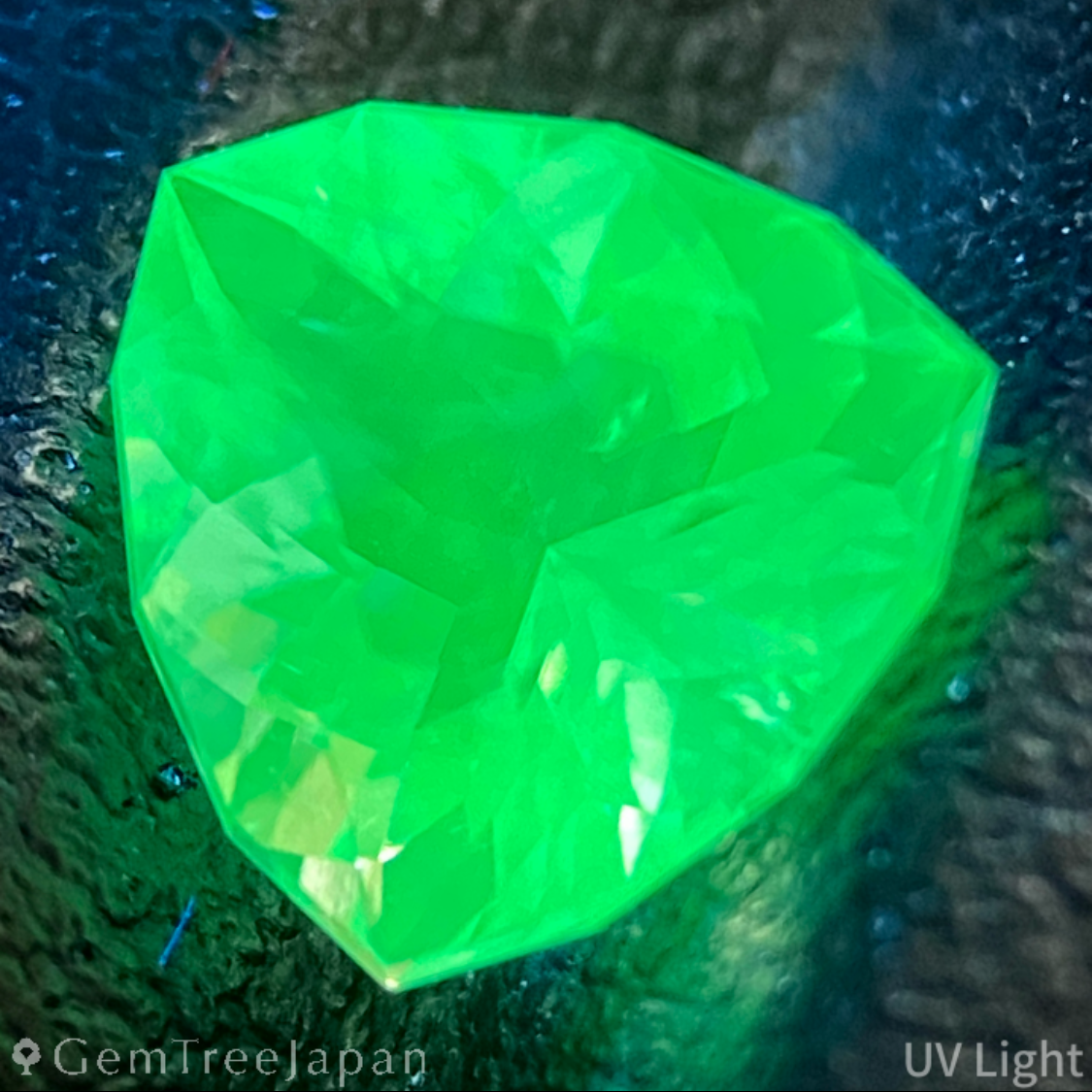 Hyalite Opal 0.766ct / Hungary