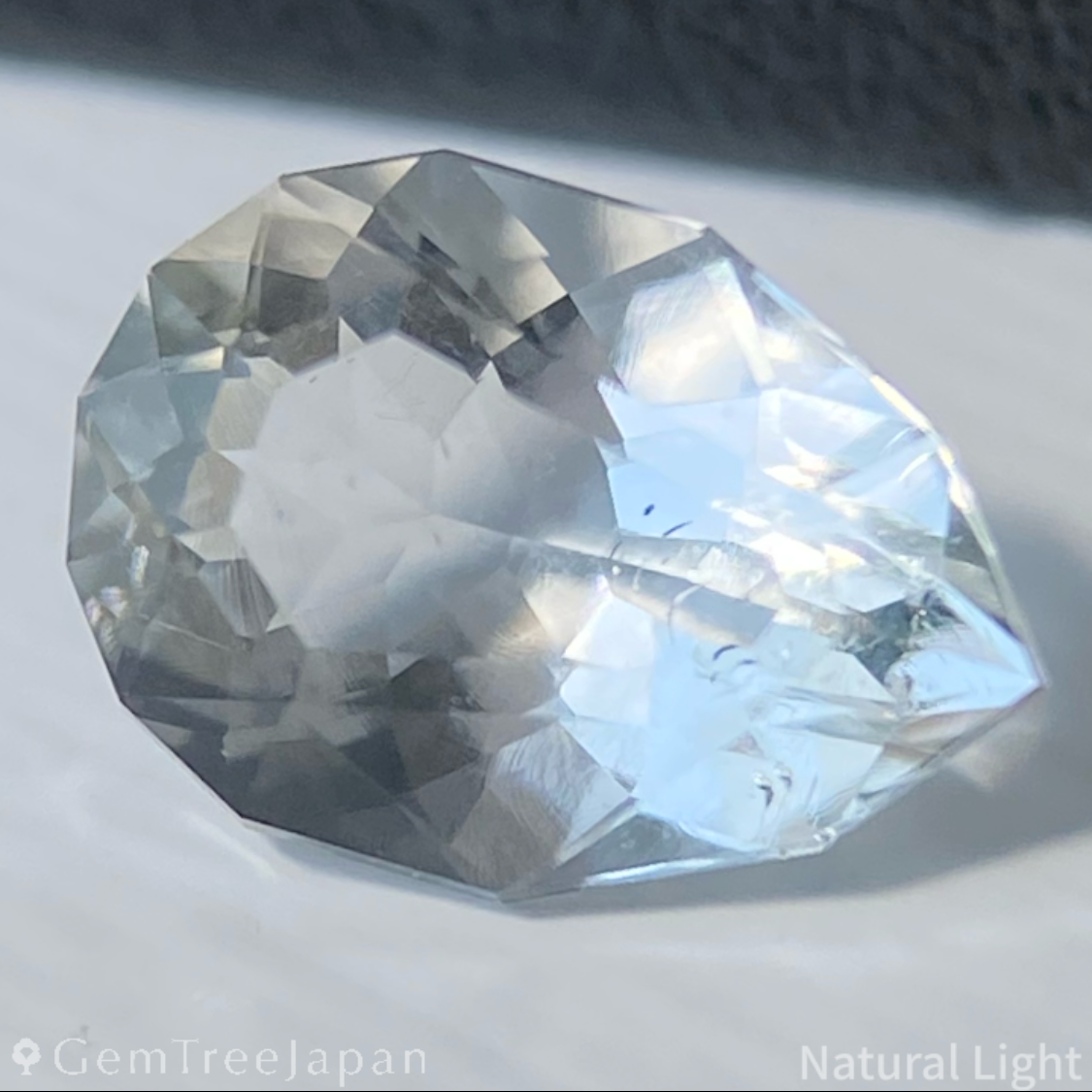 Hyalite Opal 0.863ct / Hungary