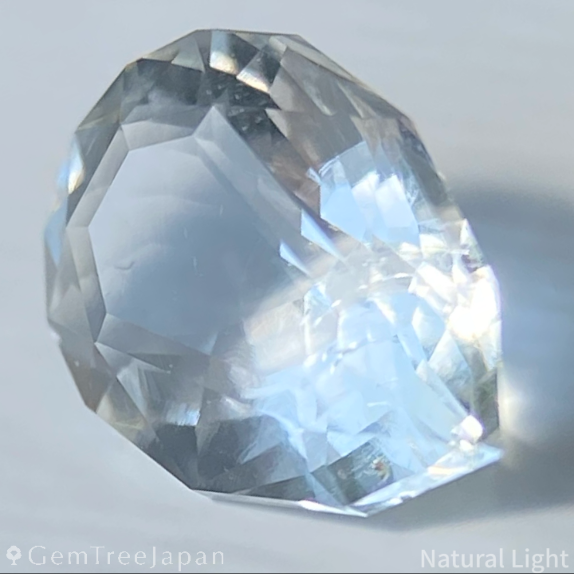 Hyalite Opal 0.863ct / Hungary