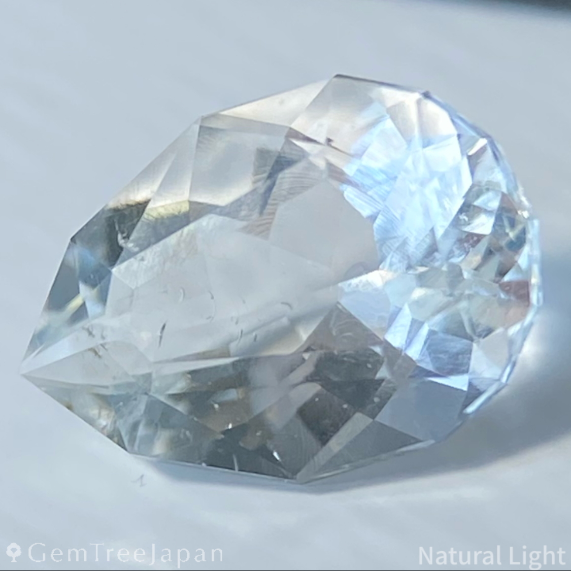 Hyalite Opal 0.863ct / Hungary