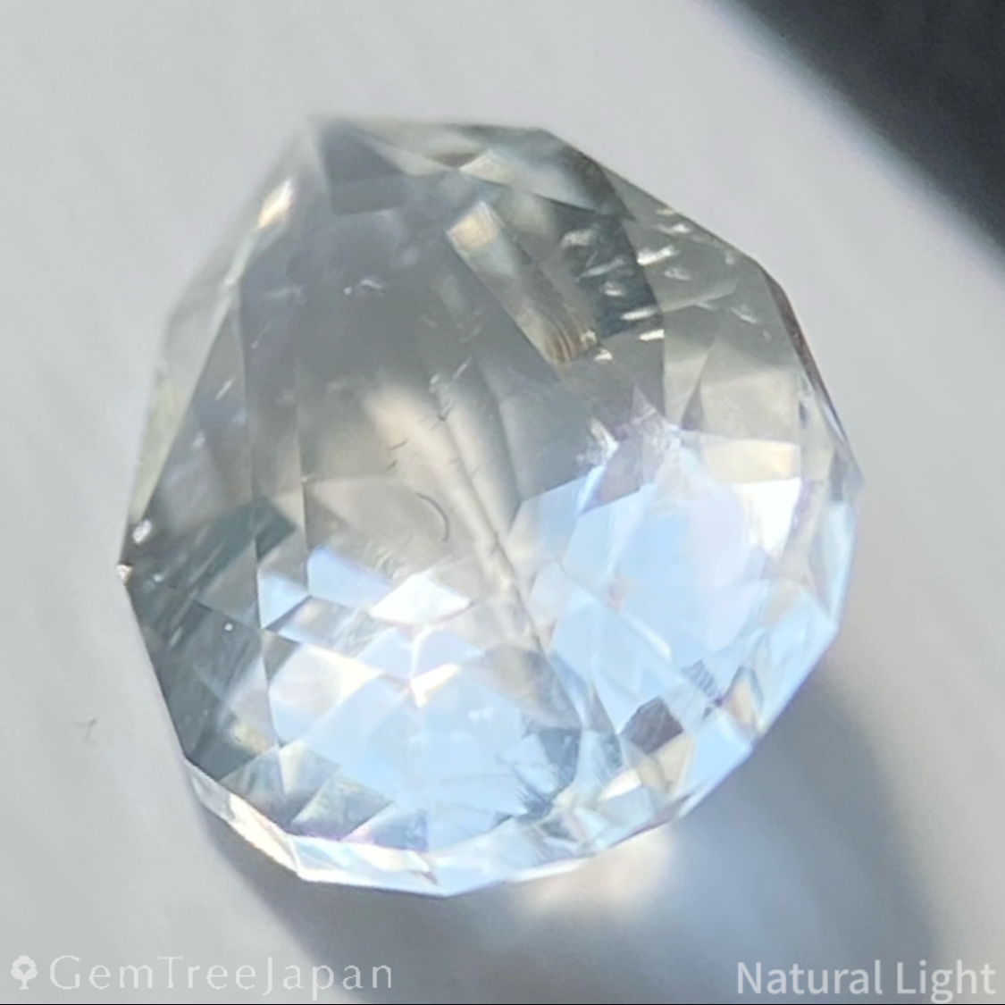 Hyalite Opal 0.863ct / Hungary