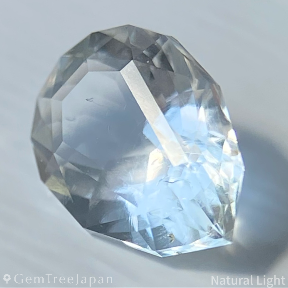 Hyalite Opal 0.863ct / Hungary