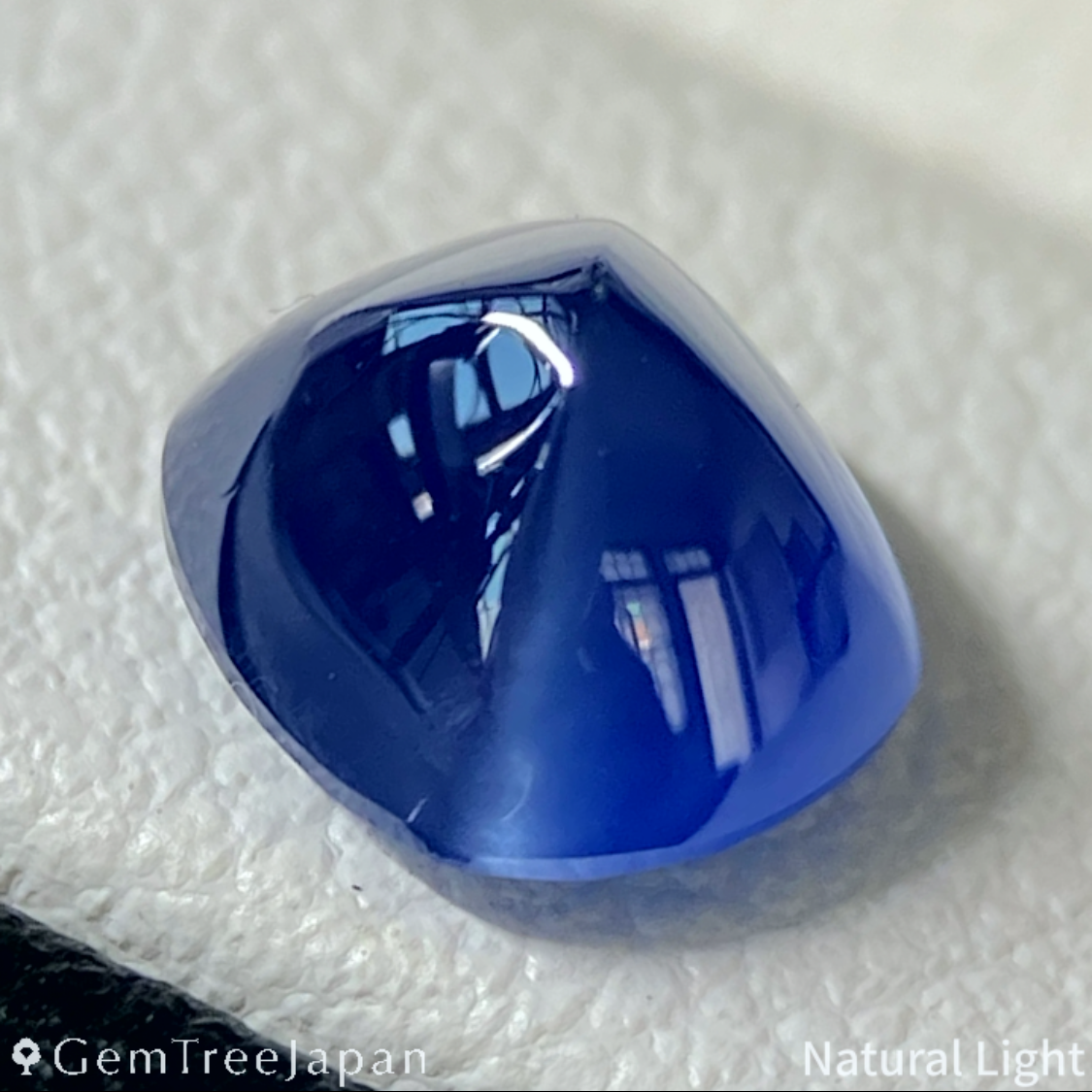 "Sugarloaf & Buff Top Flower" Un-Heat Sapphire 1.732ct / Myanmar (Burma)