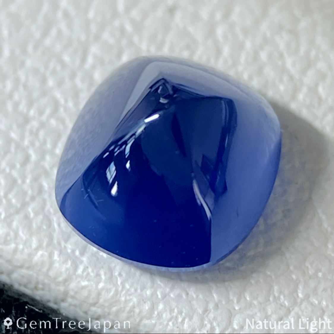 "Sugarloaf & Buff Top Flower" Un-Heat Sapphire 1.732ct / Myanmar (Burma)