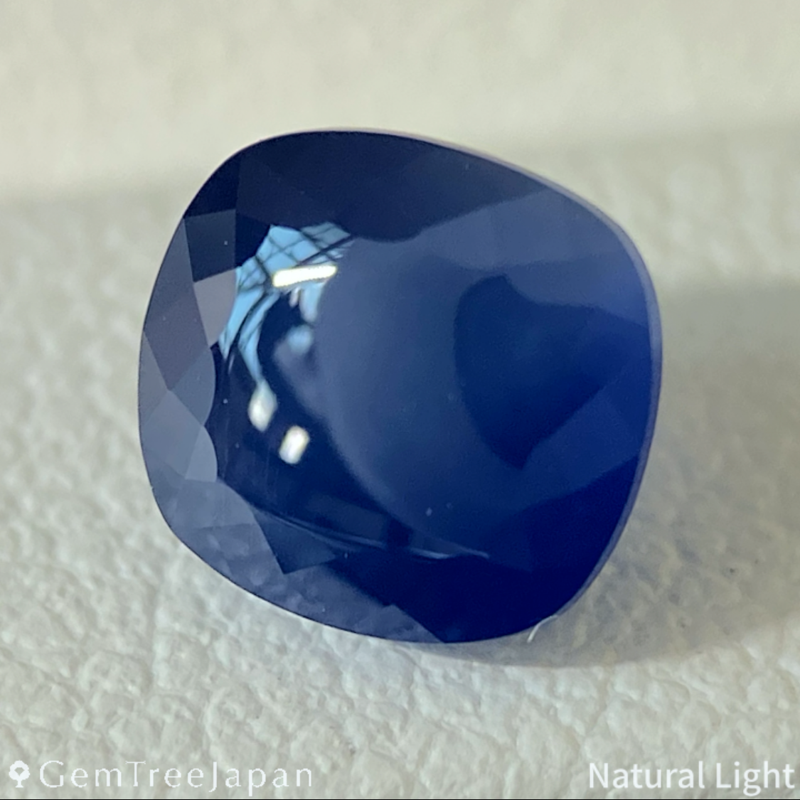 "Sugarloaf & Buff Top Flower" Un-Heat Sapphire 1.732ct / Myanmar (Burma)