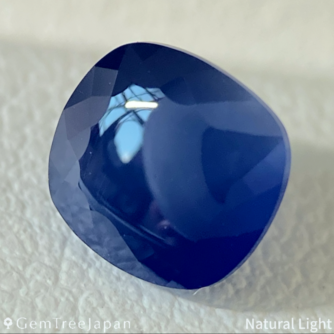 "Sugarloaf & Buff Top Flower" Un-Heat Sapphire 1.732ct / Myanmar (Burma)