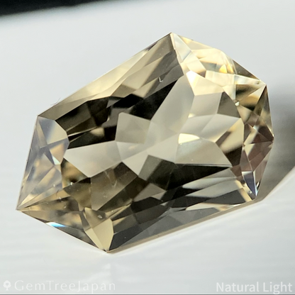 Golden Labradorite 3.60ct / Sri Lanka