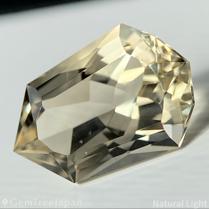 Golden Labradorite 3.60ct / Sri Lanka