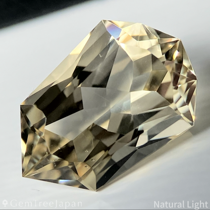 Golden Labradorite 3.60ct / Sri Lanka