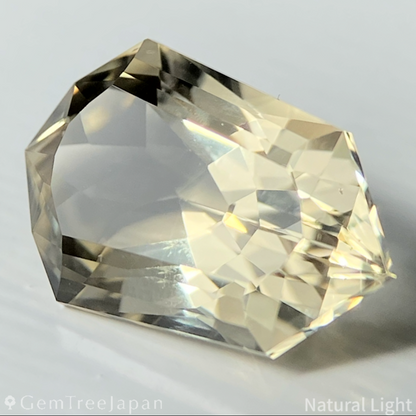 Golden Labradorite 3.60ct / Sri Lanka