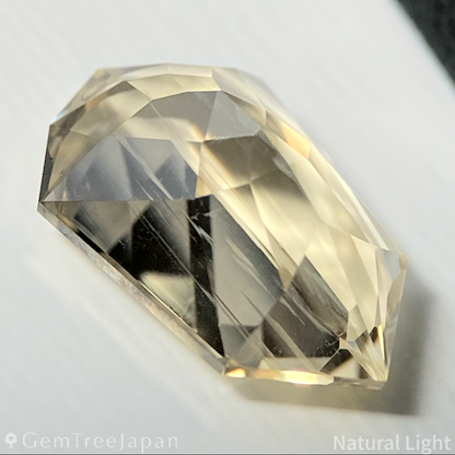 Golden Labradorite 3.60ct / Sri Lanka