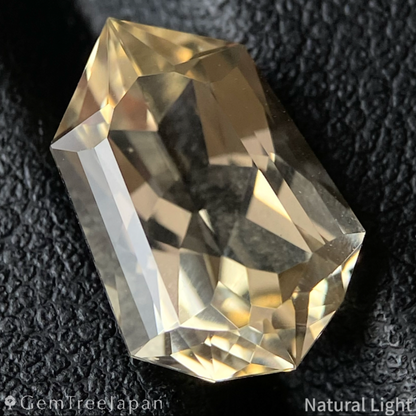 Golden Labradorite 3.60ct / Sri Lanka