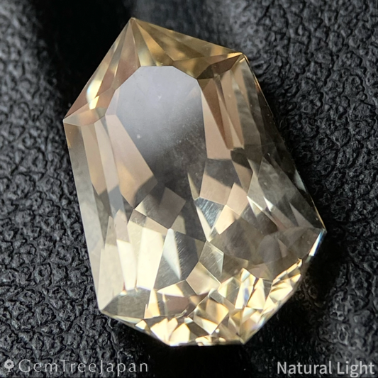 Golden Labradorite 3.60ct / Sri Lanka