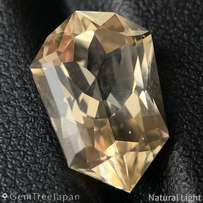 Golden Labradorite 3.60ct / Sri Lanka