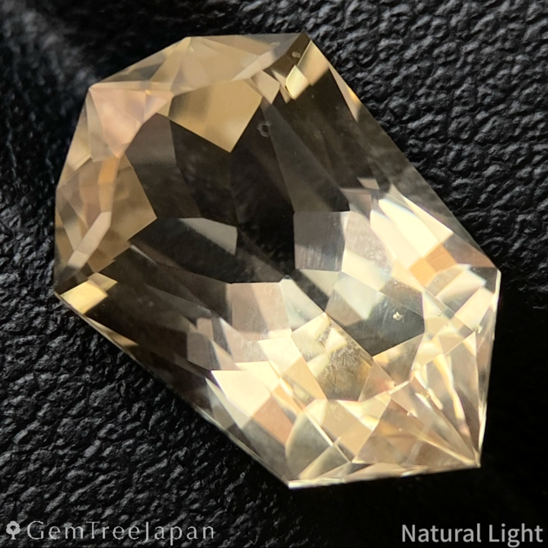 Golden Labradorite 3.60ct / Sri Lanka
