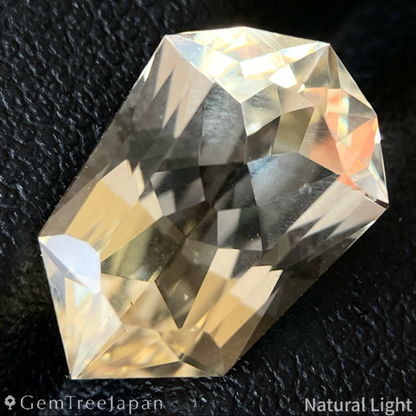 Golden Labradorite 3.60ct / Sri Lanka