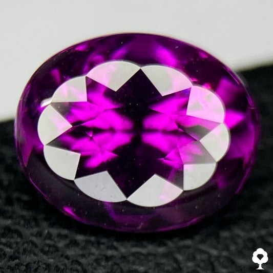 [NEW CUT] Rhodolite Garnet 1.62ct ★ A new cut with a cute flower floating on the buff top