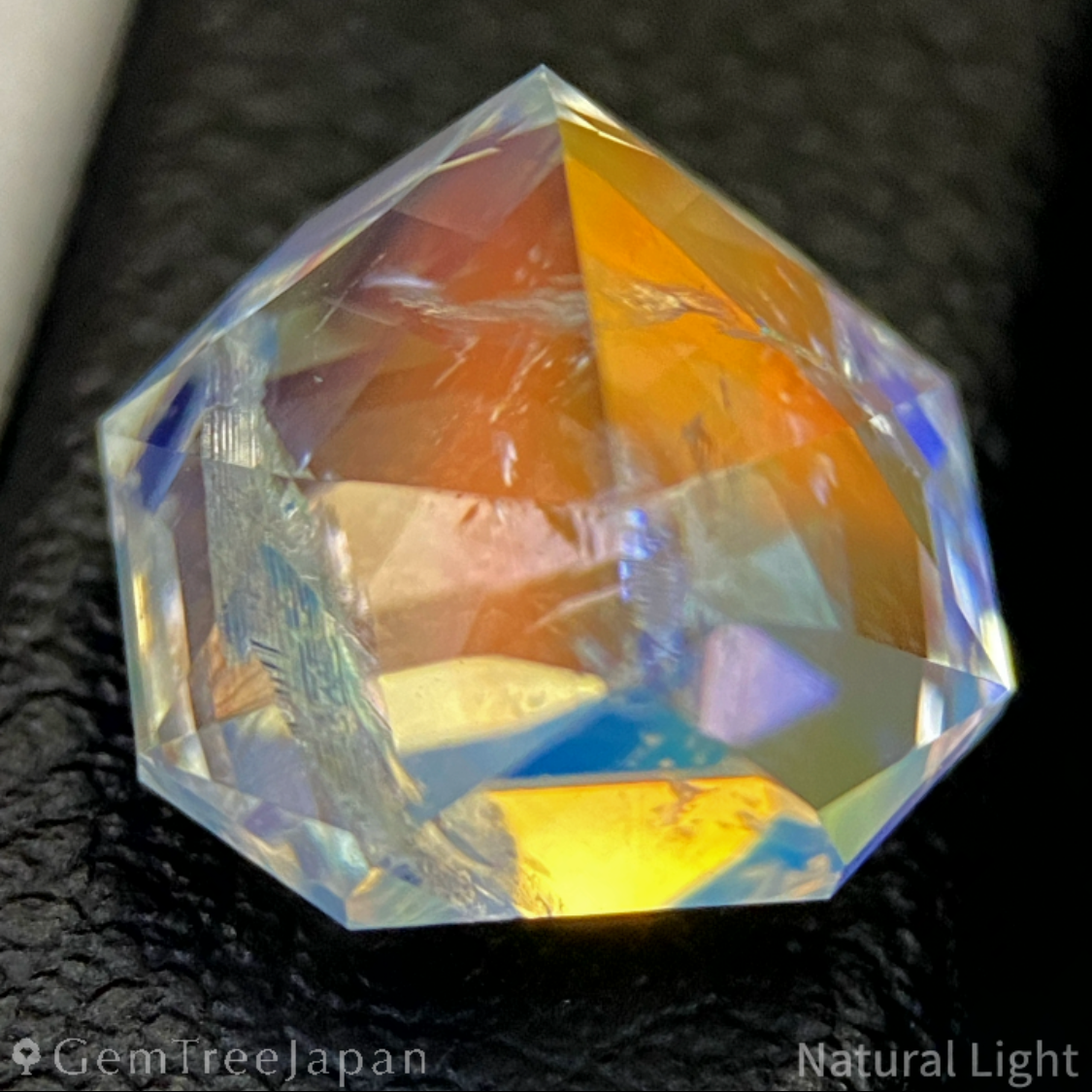 Rainbow Moon Stone 4.850ct / Madagascar