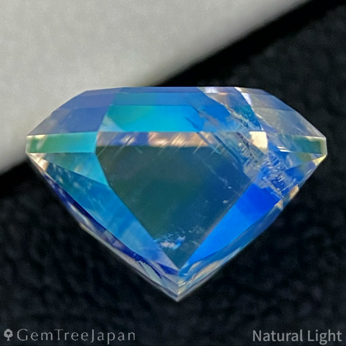 Rainbow Moon Stone 4.850ct / Madagascar