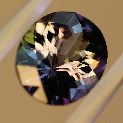 秘蔵の逸品★非加熱タンザナイト（Cube Cut）2.974ct.