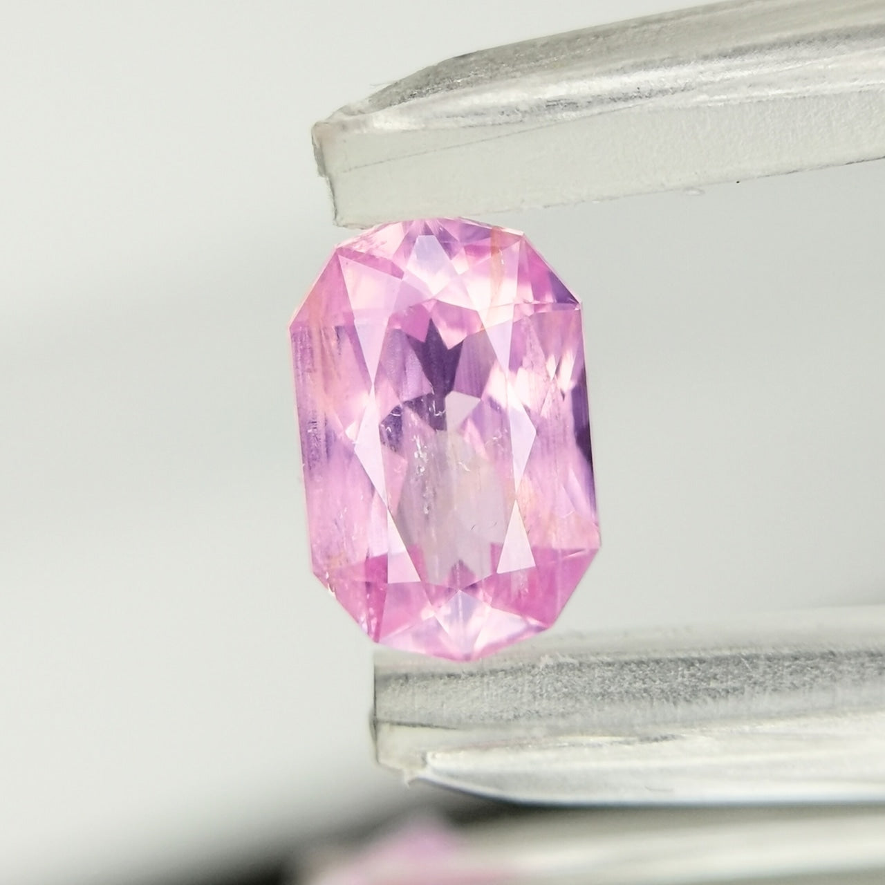 【Trial】“Misty Pinkish Purple” Un-Heat Sapphire 0.565ct / Vietnam