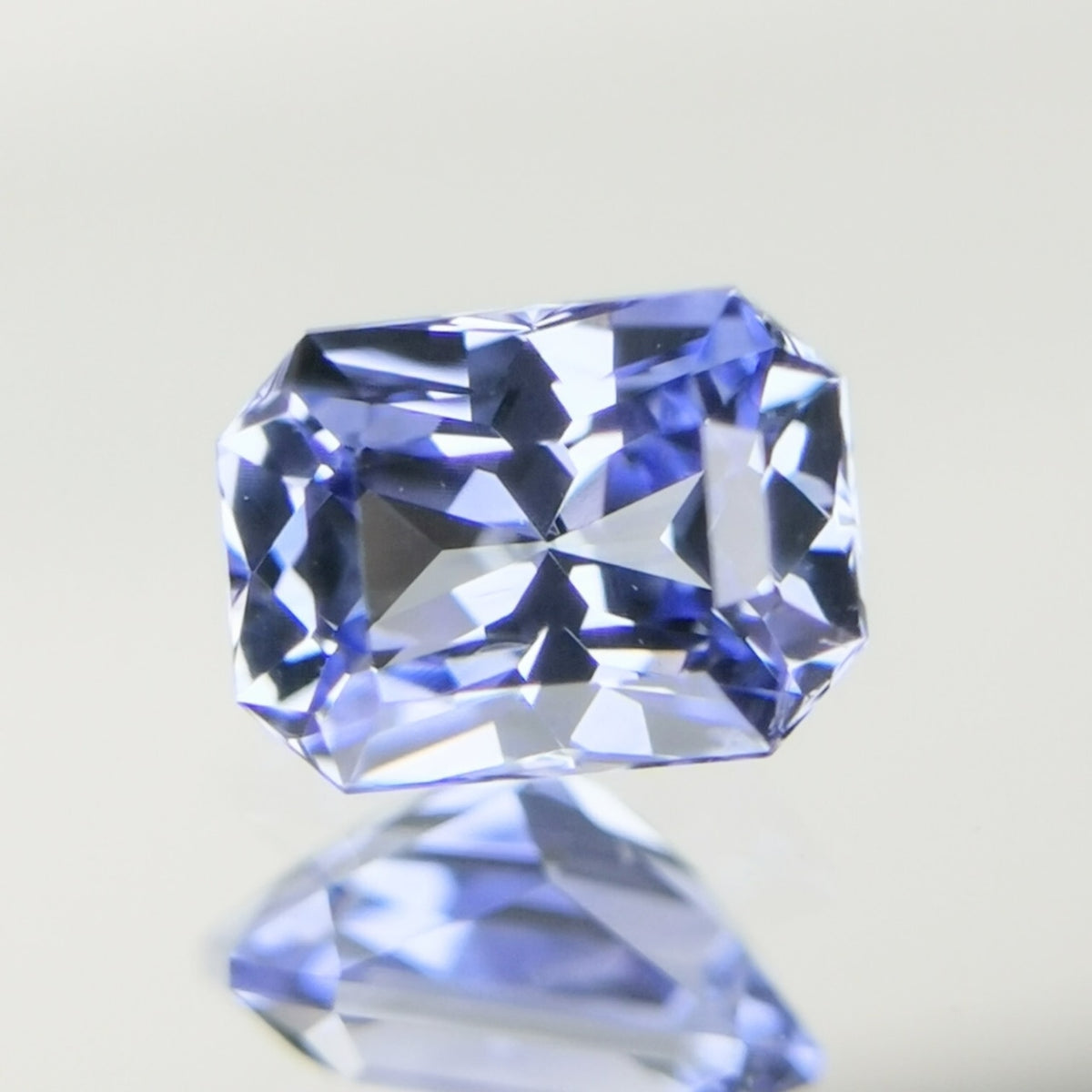 【Trial】Violetish Light Blue Sapphire 0.376ct / Sri Lanka