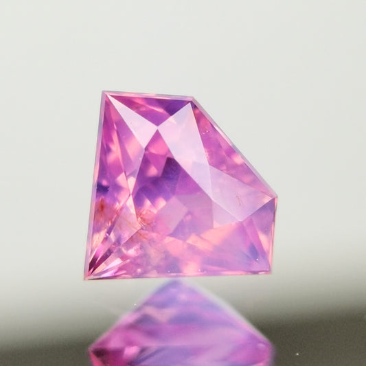 【Trial】“Gem Shape” Un-Heat Sapphire 0.254ct / Vietnam