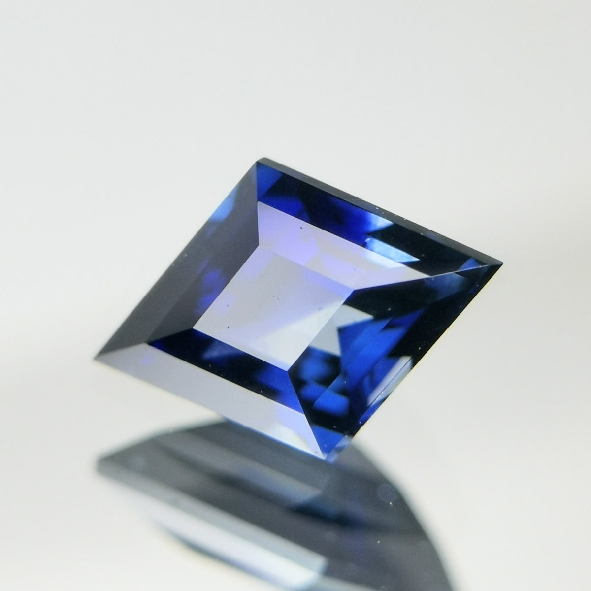 “Rhombus Cut” Burma Sapphire 0.492ct / Burma