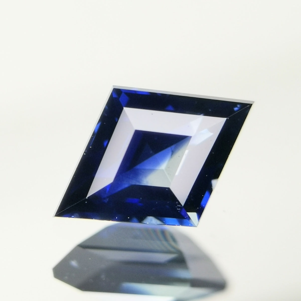“Rhombus Cut” Burma Sapphire 0.492ct / Burma