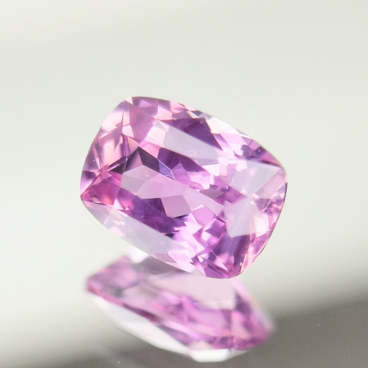 【Trial】“Pinkish Purple” Un-Heat Sapphire 0.384ct / Sri Lanka