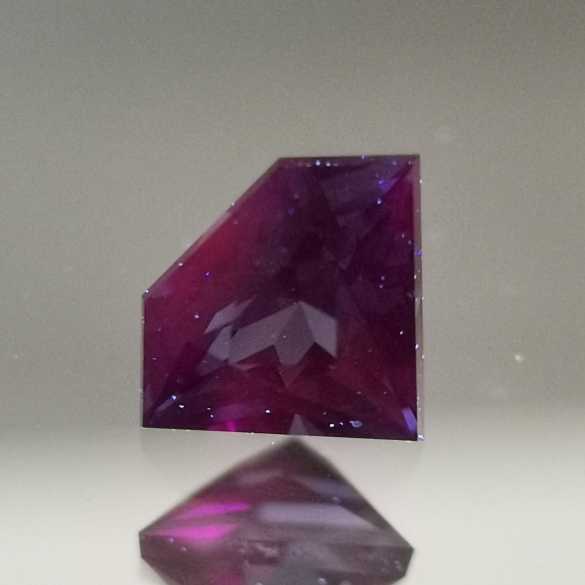 “GemShape” Violetish Blue Sapphire 0.243ct / Burma