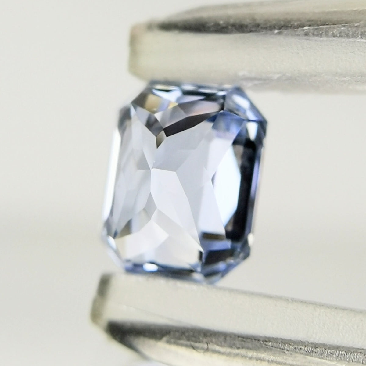 Pale Blue Sapphire 0.760ct / Sri Lanka