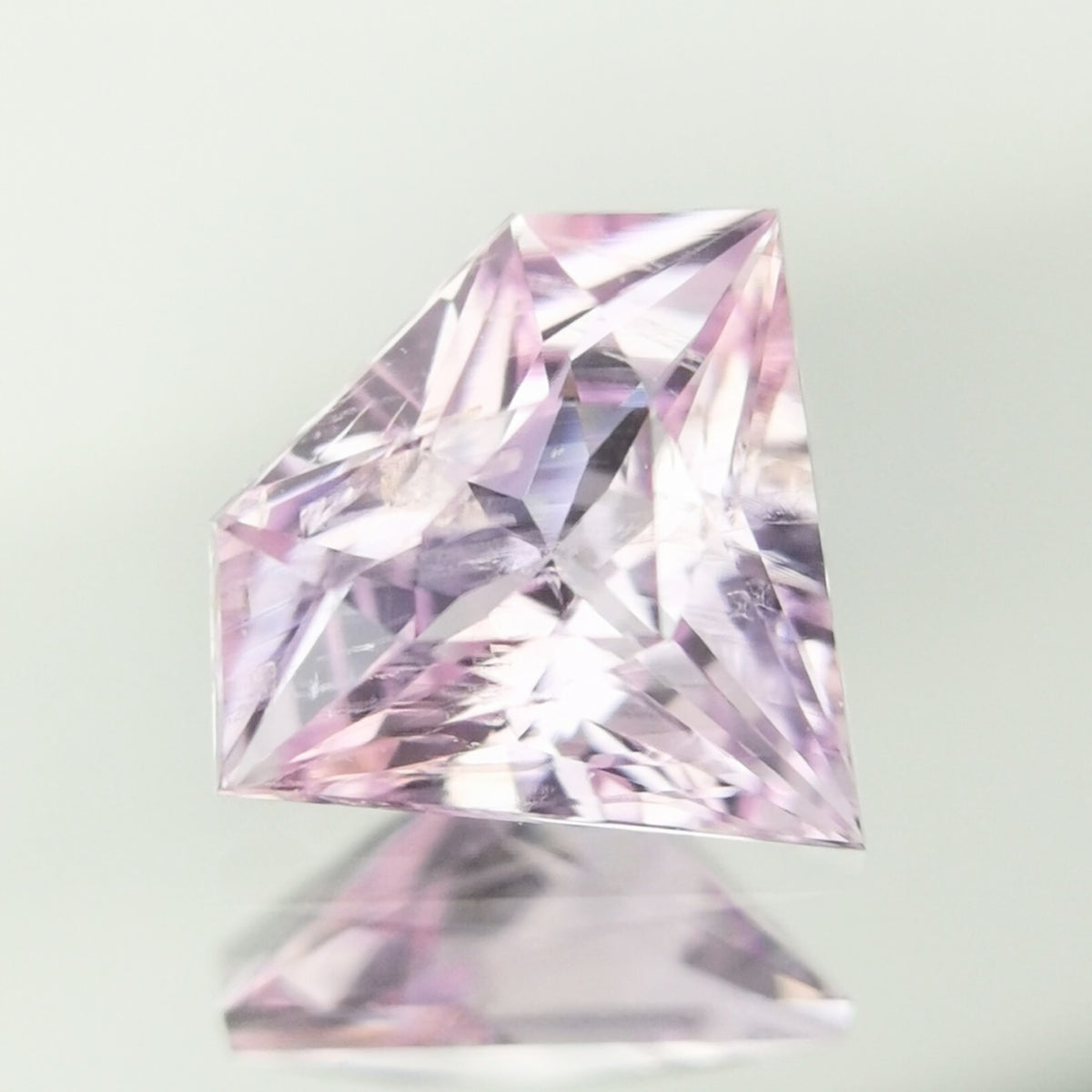 【Trial】“Gem Shape” Un-Heat Sapphire 0.576ct / Vietnam
