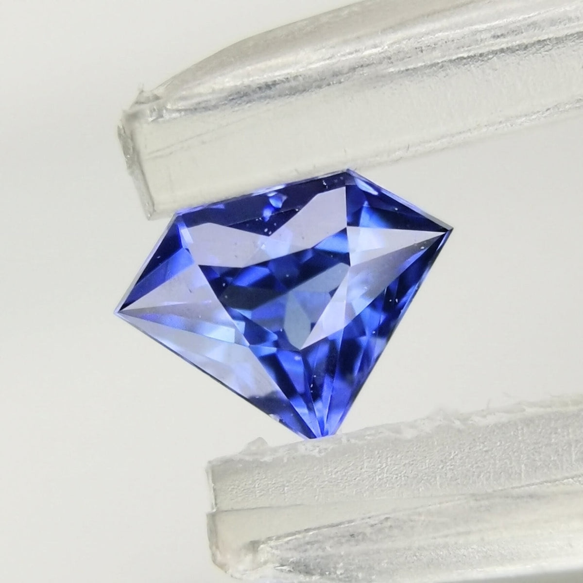 “GemShape” Violetish Blue Sapphire 0.243ct / Burma