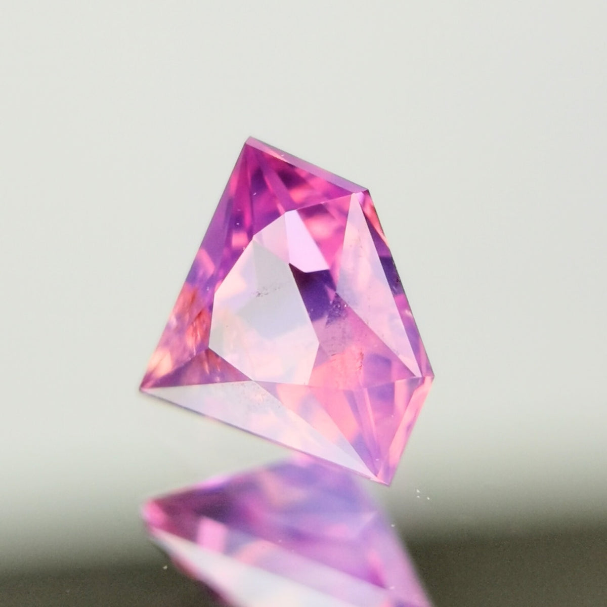 【Trial】“Gem Shape” Un-Heat Sapphire 0.254ct / Vietnam