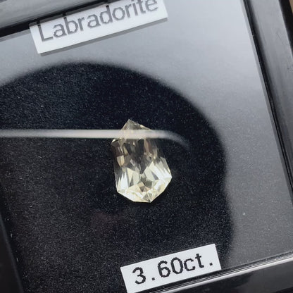 Golden Labradorite 3.60ct / Sri Lanka