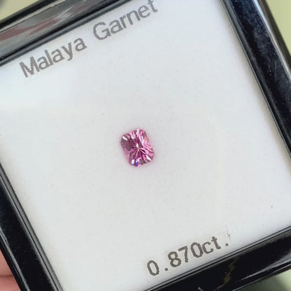 Malaya Garnet 0.870ct / Tanzania