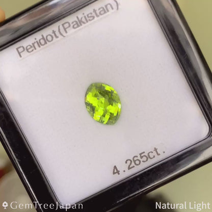 "Lily Pad Eye" Peridot 4.265ct / Pakistan