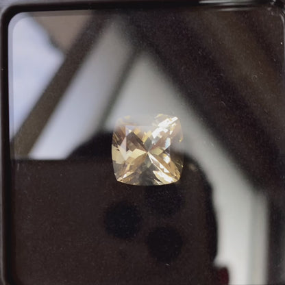 Golden Labradorite 5.86ct / Sri Lanka